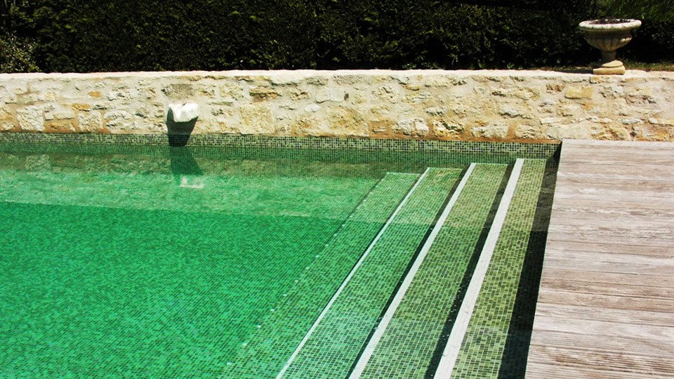 Piscine et terrasse aménagée